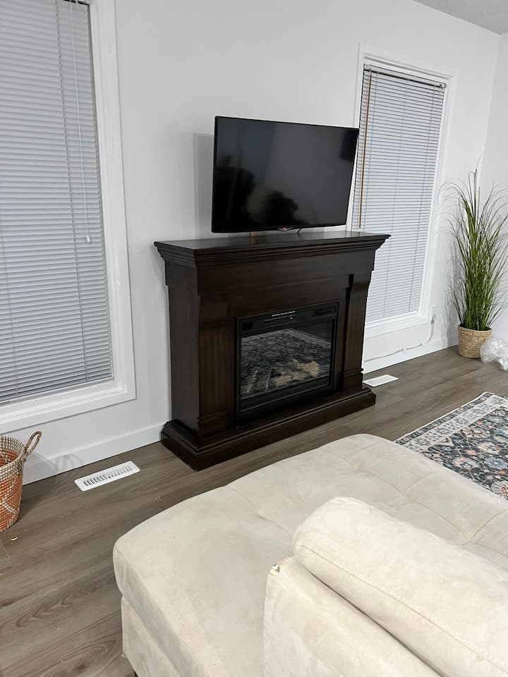 Spacious 3-bed Main Floor With 1.5 Bath In Maples - ウィニペグ