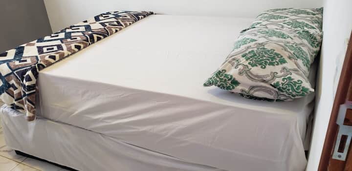 Segundo dormitorio con cama doble, 2 ventanas, ventilación maravillosa. 