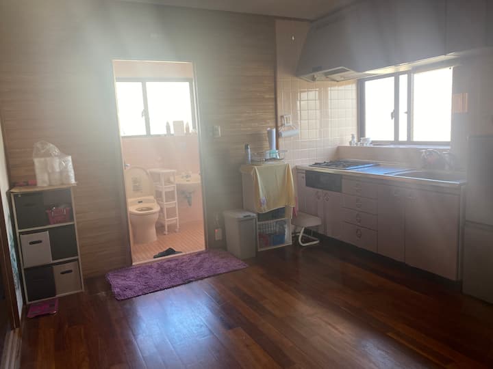 二世帯住宅でした、部屋は広いです。キッチンも広くで調理も可能です。夜は2階から星も良く見えます。 - Okinawa