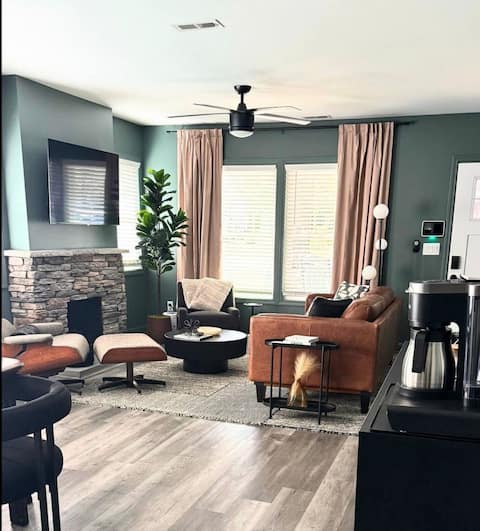 Top performing Airbnb: Dog-Friendly+Fenced yard, Firepit, Uptown Stadiums in Ashley Park