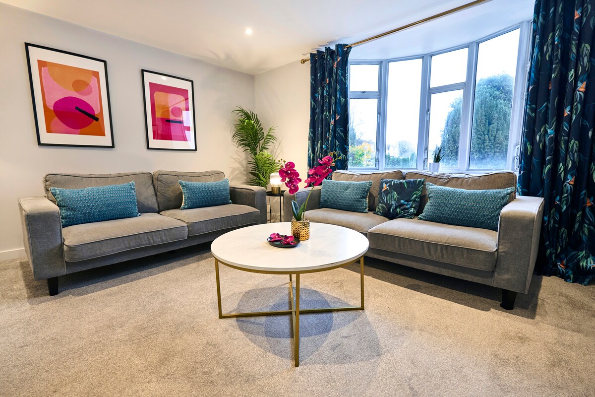 Esta luminosa sala de estar ofrece un espacio acogedor para relajarte y descansar.