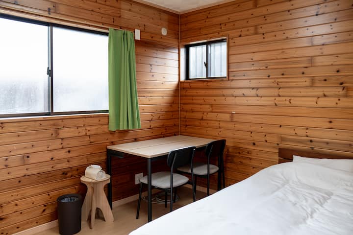 A lo lejos (a la derecha) hay un dormitorio donde puedes sanar con el incienso de la madera.Esta habitación está equipada con escritorio.Es la habitación perfecta para aquellos que quieren trabajar o estudiar durante su viaje.