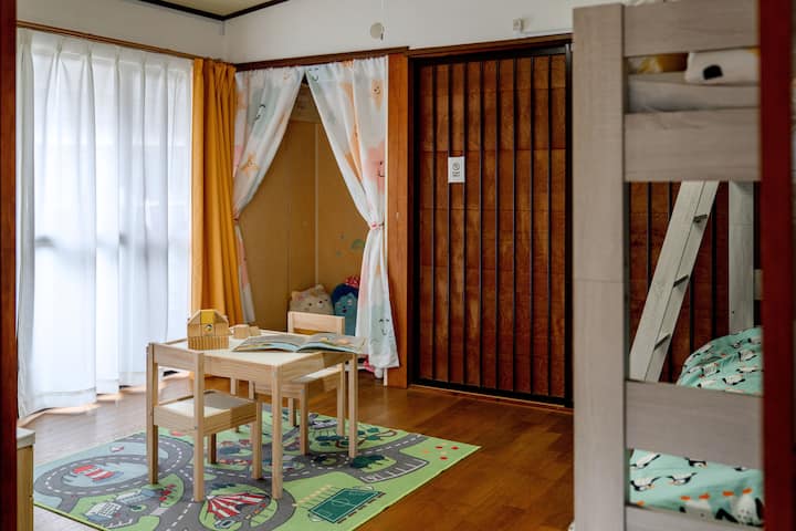 La habitación de la izquierda al entrar por la puerta principal tiene literas.Es lo suficientemente grande como para que un adulto duerma cómodamente.