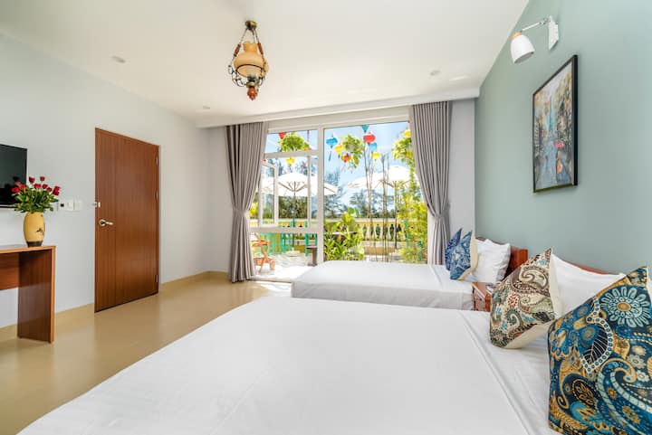 Habitación luminosa y espaciosa con balcón con vistas al río, a pocos minutos a pie de la playa. Un espacio tranquilo lleno de luz natural, perfecto para relajarse y disfrutar del ambiente costero.