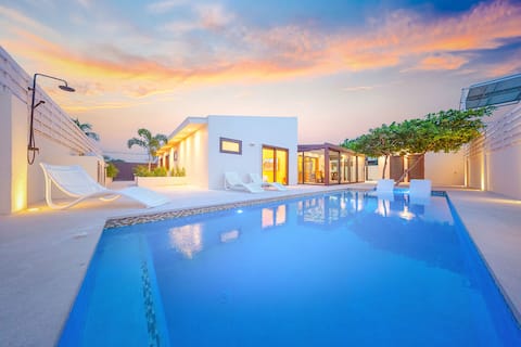 NEW Luxury Villa Danza | Pool • BBQ • Eagle Beach