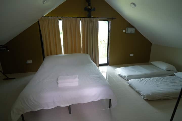 Cozy Loft With Balcony - Aromanis Farmhouse - Kangar