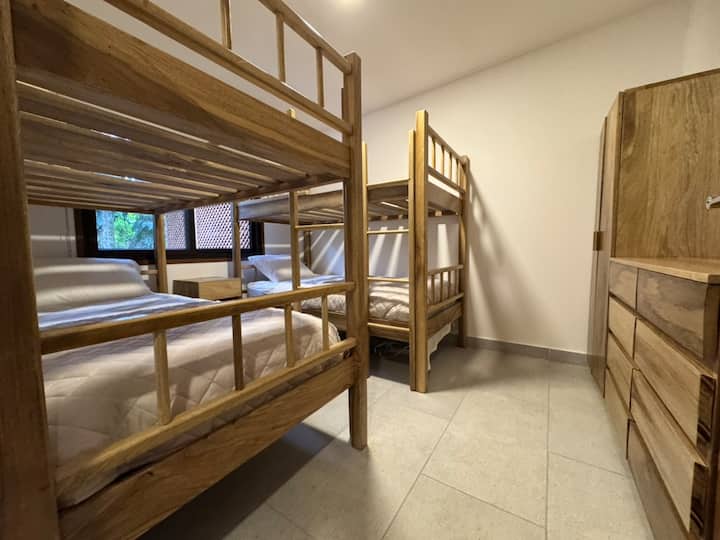 Druga soba s krevetima na kat.