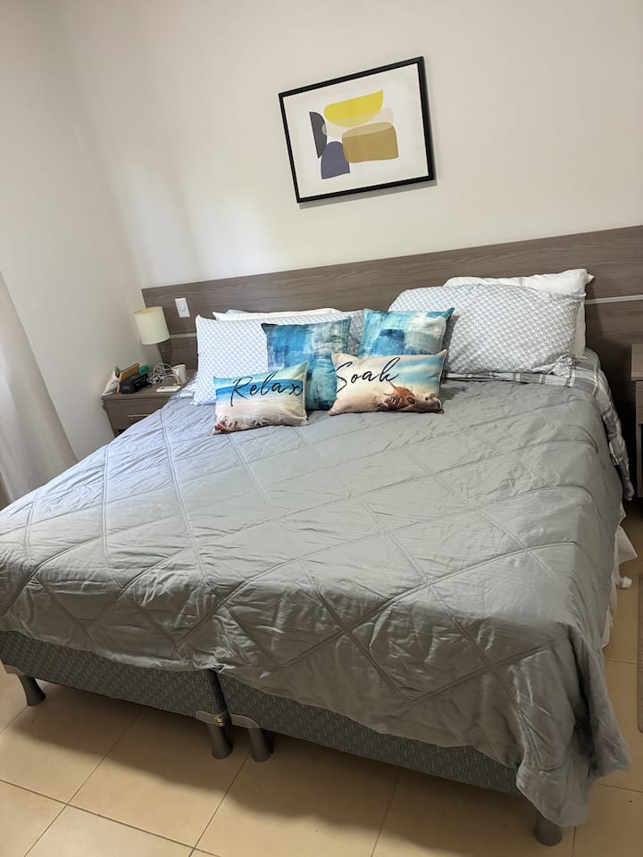 客房内的两张单人床可拼成一张特大床