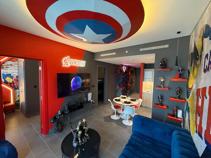 дневна соба со декорација од суперхерои