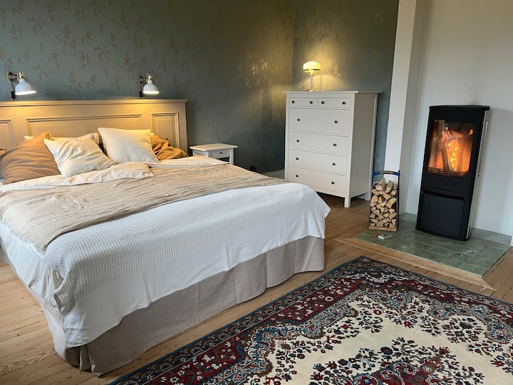 في غرفة النوم الرئيسية يمكنك الاستلقاء على السرير والاستمتاع بالحرارة من الموقد. خارج النوافذ تطل على جيتبيرجيت ومنحدر التعرج.