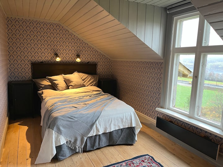 في غرفة النوم 2، تنام بشكل مريح مع الأسقف المائلة والنوافذ المواجهة للجنوب.