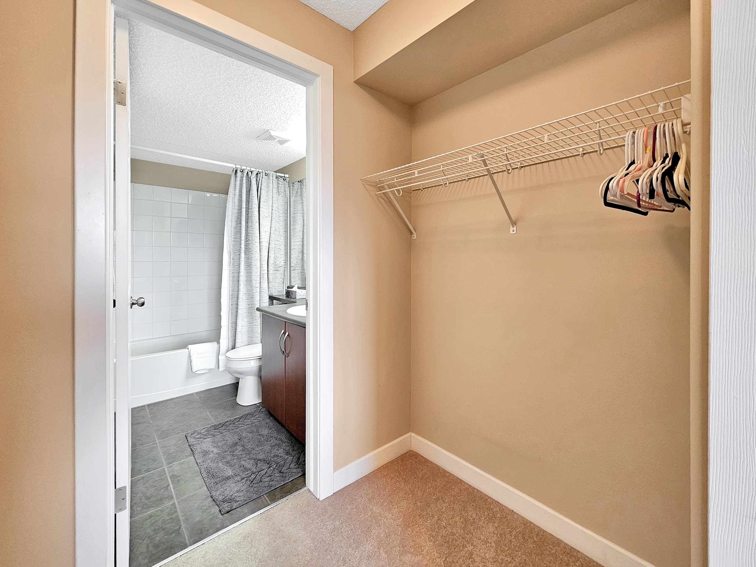 Pet-Friendly Condo at Lake Windermere Pointe - Photo 17