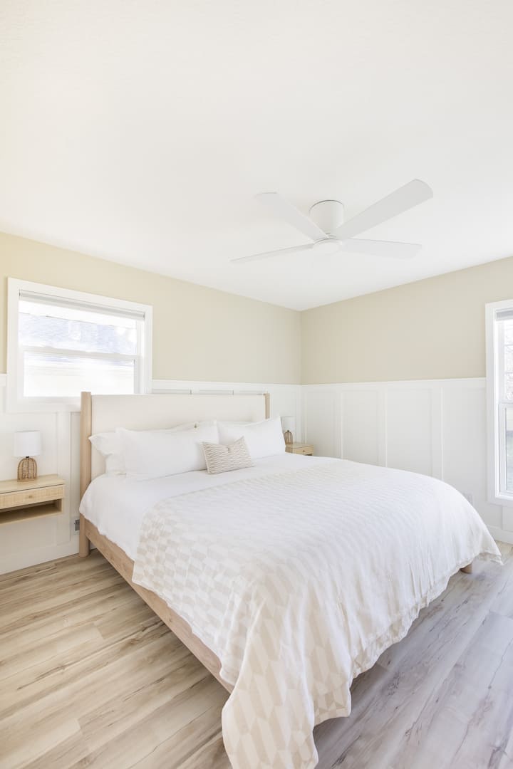 Отпуснете се в спокойна спалня с голямо двойно легло с плюшено спално бельо, щори за затъмняване на стаята, двойни нощни шкафчета и много място за съхранение с скрин и пълен гардероб.