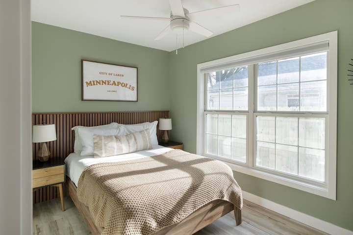 Тази красиво проектирана спалня предлага удобно легло, меко осветление и персонализирано табло за легло с летви за топло, модерно усещане. Светонепропускли пердета, пълен гардероб и уютен кът за сядане го правят идеално място за почивка в Минеаполис.