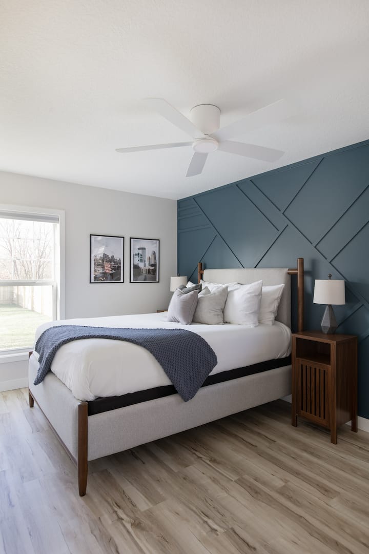 Отпуснете се в тази стилна спалня с голямо двойно легло, плюшено легло, затъмняващи щори, топла естествена светлина и внимателно подбрани детайли. Насладете се на нощни шкафчета, пълен гардероб, работно пространство и огледало – идеални за отмора или подготовка за деня.