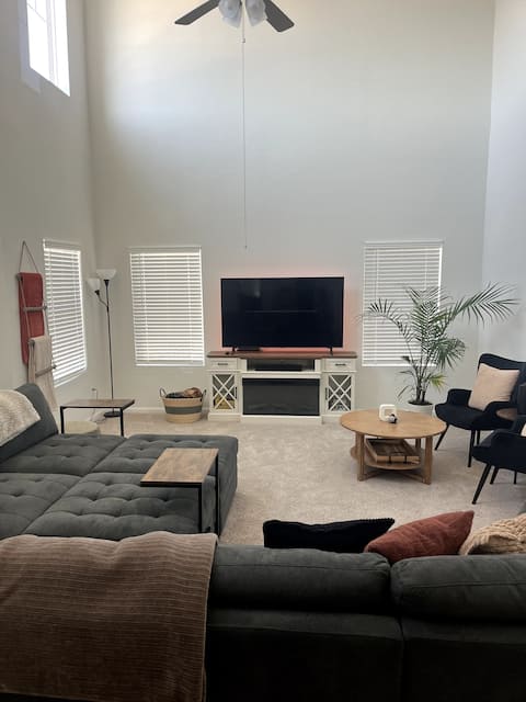 Play & Stay Spacious Luxe Lounge