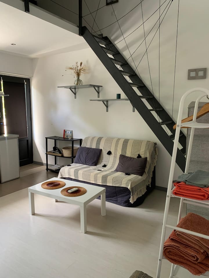 สตูดิโออิสระตั้งอยู่ชั้นบนพร้อมห้องอาบน้ำฝักบัว ห้องครัวเล็ก และพื้นที่นอน (เตียงคู่ 160) บนชั้นลอย