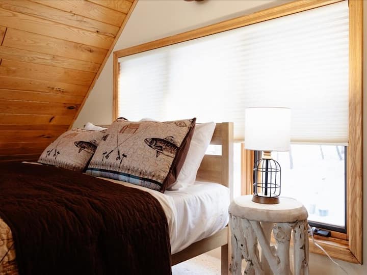 Acogedor espacio loft con una cama tamaño queen 