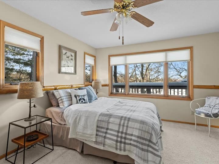 Dormitorio dos con cama tamaño queen y hermosas vistas al lago 