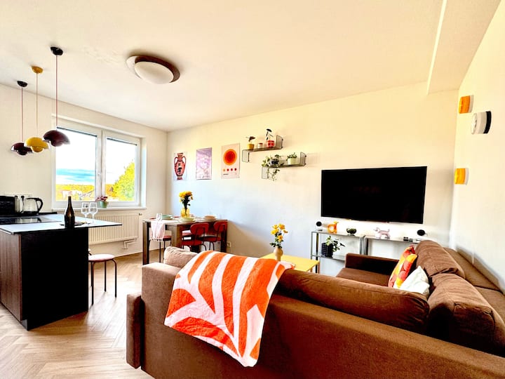 Sofaen kan laves om til en seng og kan rumme to personer. Stort smart-tv med Netflix, Chromecast osv. 