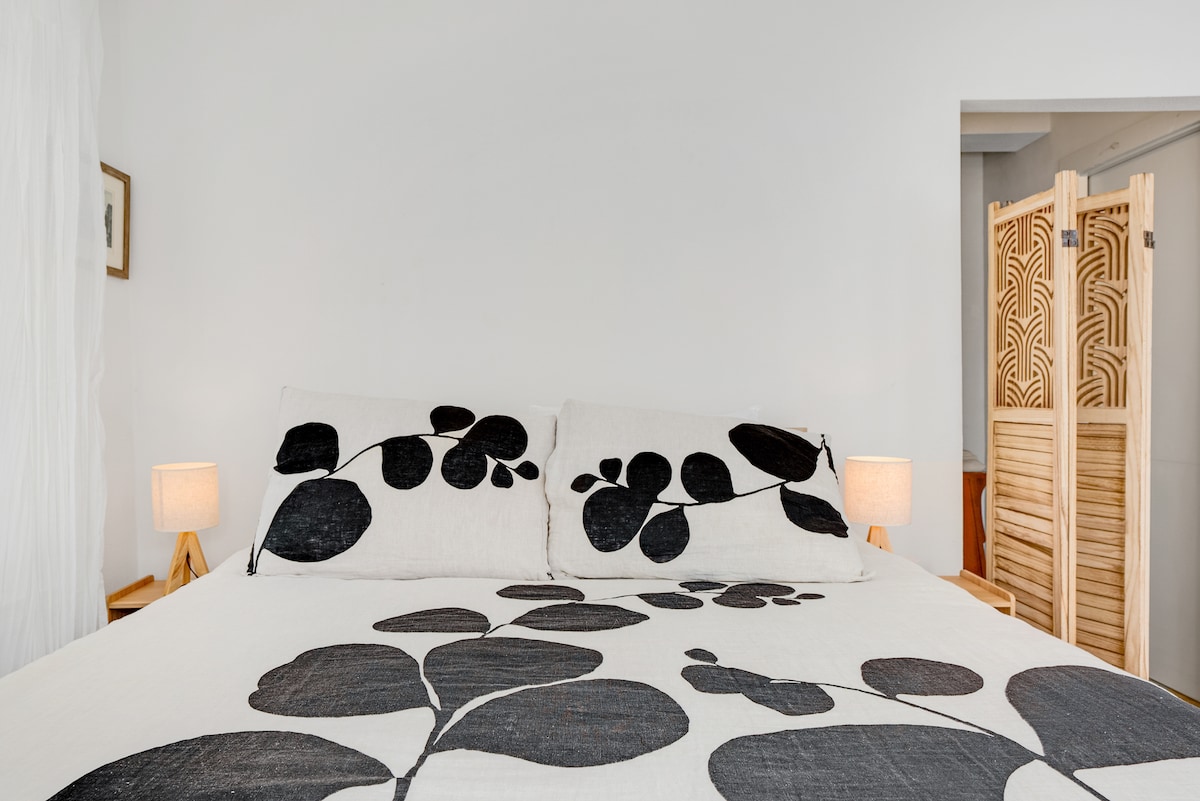 Het slaapgedeelte heeft een queensize bed met een hoogwaardig, extra dik traagschuimmatras dat is ontworpen voor comfort en ondersteuning. Schoon beddengoed en kussens zijn aanwezig voor een goede nachtrust.
