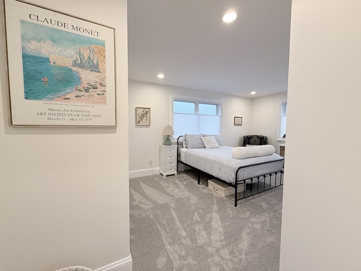 Uđite! Uživajte u prostranoj glavnoj prostoriji i raskomotite se na bračnom krevetu. Nalazi se na glavnom katu kuće.