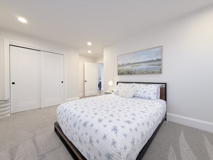 Prostrana druga spavaća soba na glavnom katu s bračnim krevetom (160 – 179 cm).