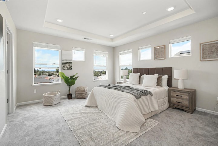 Master Bedroom With Private Ensuite Bathroom - Hayward, CA