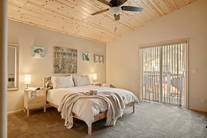 Pokojná a príjemná hlavná spálňa s mäkkou posteľou, mäkkou posteľnou bielizňou a vlastným vchodom na balkón, kde si môžete vychutnať rannú kávu alebo večer pozorovať hviezdy.
