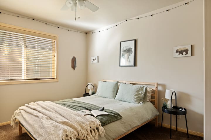 Útulná spálňa s prirodzeným svetlom a jemnými neutrálnymi tónmi vytvárajúcimi pokojnú a príjemnú atmosféru. 