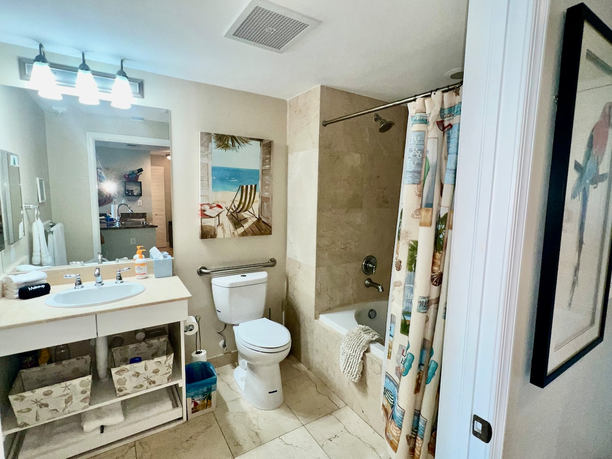 Full bathroom, plenty of towels, hair dryer and toiletry. 