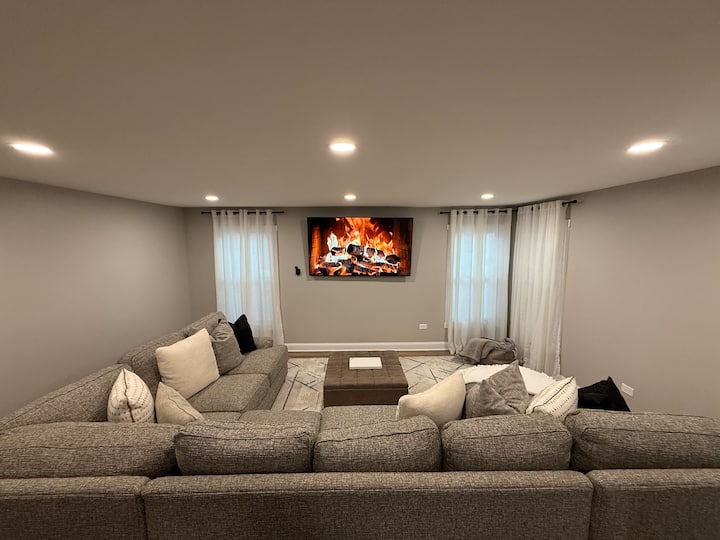 Luxe Home With Michelin Star Kitchen & King Beds - 네이퍼빌