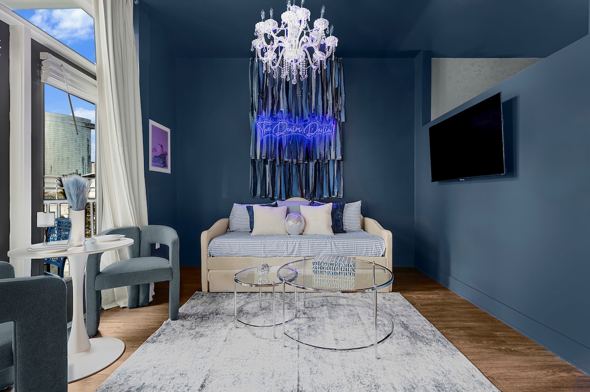 The Denim Darlin | Steps to Broadway| Pool +Gym - Apartments for
