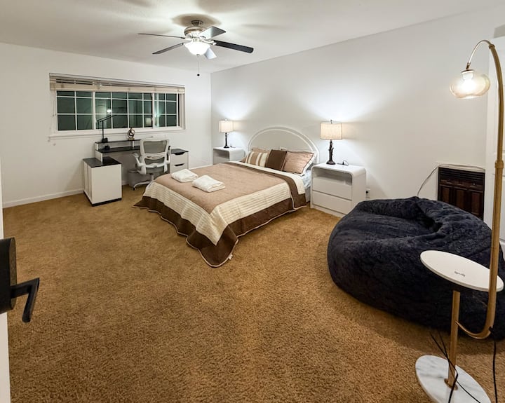 დიდი, ცალკე ოთახი პროფესიონალური სამუშაო მაგიდით დისტანციური მუშაობისთვის.