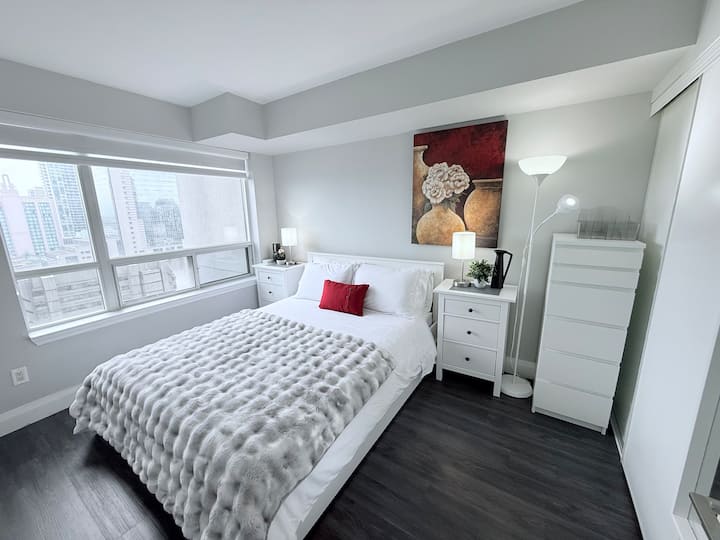 Modern 1br Condo + Parking | Prime Location - Toronto