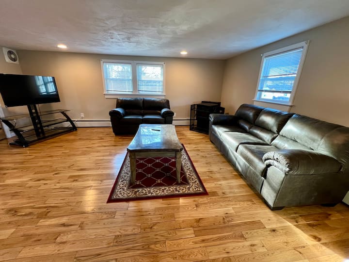 Charming One Bedroom Apartment In East Woonsocket - Southwick's Zoo, Mendon