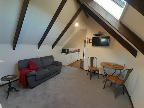 Successful Airbnb property: Cosy Loft 3.5 km city 8.5 km Airport free parking in Christchurch City