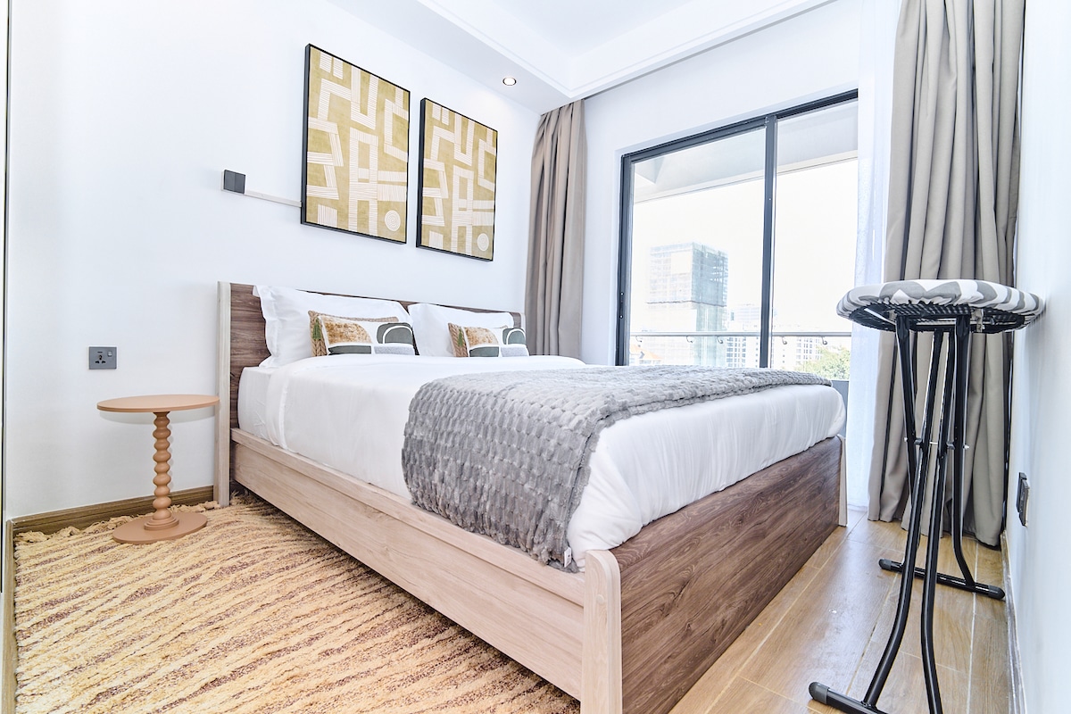 سرير بحجم كينج، مرتبة لتقويم العظام، وسائد ريشة ولحاف. وسائد إضافية وبطانية صوف للحفاظ على دفئك. 