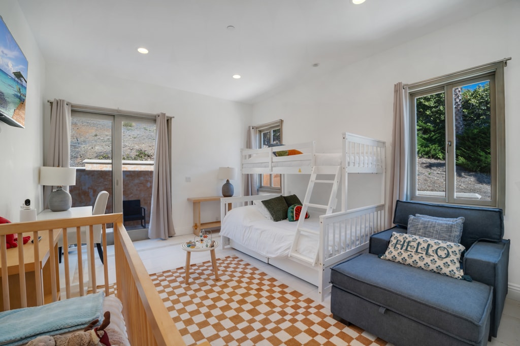 Двуетажно легло = двойно легло отдолу + единично легло отгоре. 