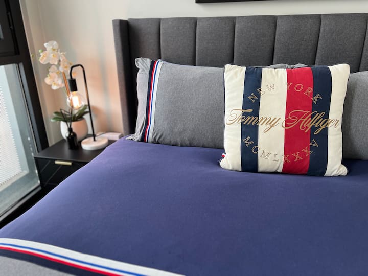 ملاءات ناعمة وسرير مريح بحجم كوين وضوء الصباح المثالي.