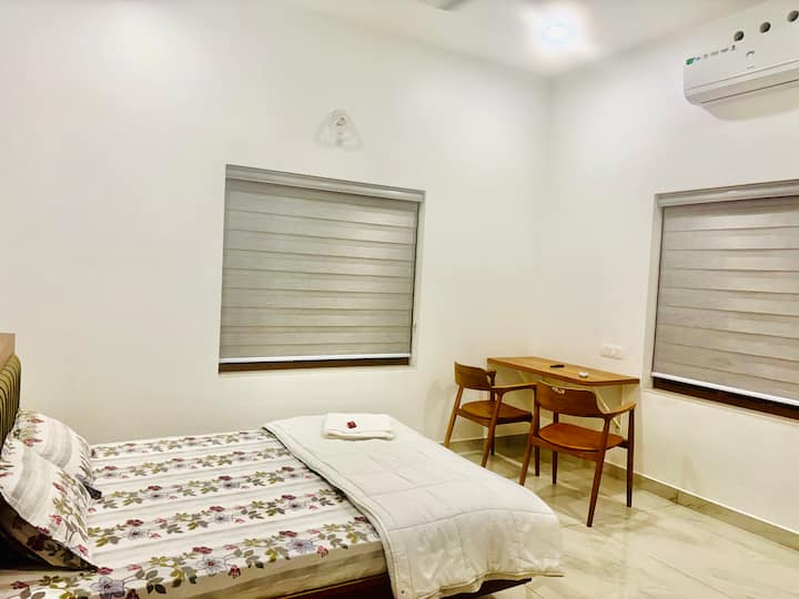 Este dormitorio también ofrece vistas al río a través de las ventanas.  