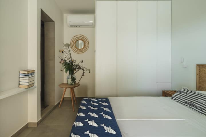 חדר שינה לאורחים עם מקלחת משלו, יחידת מיזוג אוויר, שטח אחסון גדול, מיטת קווין סייז, תריסים חשמליים, רשת נגד יתושים ודלתות צרפתיות עם גישה ישירה לאזור הבריכה