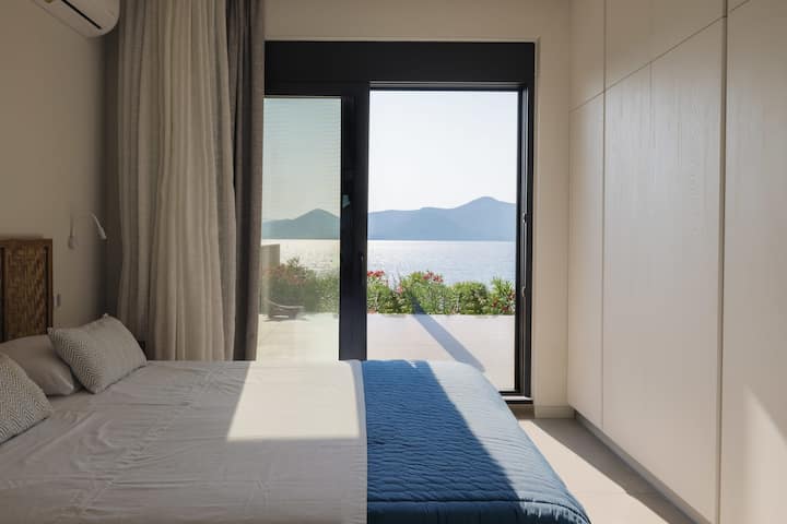 חדר שינה ראשי עם נוף מדהים של האי לפקאס