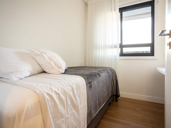 Кревет со два кревета: душеци со џебни пружини, стандарден сет чаршафи од памук M Martan; перници и душеци со заштитници од бамбусови влакна. 
Гардеробер со закачалки, биро за олеснување на работата во домашна канцеларија;
Клима уред