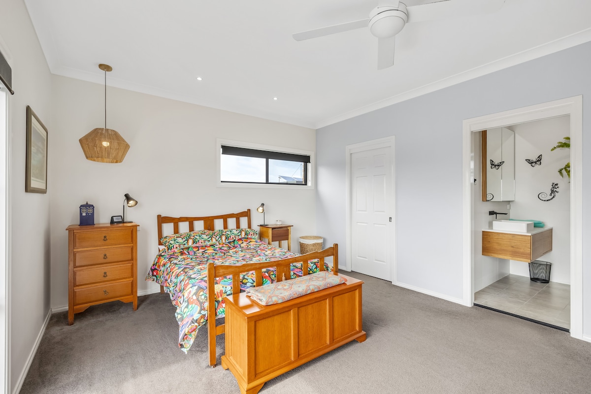 تحتوي غرفة النوم الرئيسية الواسعة على سرير مزدوج ورداء حمام وحمام داخلي حديث. مع الكثير من التخزين والضوء الطبيعي، تتمتع بإطلالات على محمية جلينروك نحو المحيط وشاطئ ستوكتون.