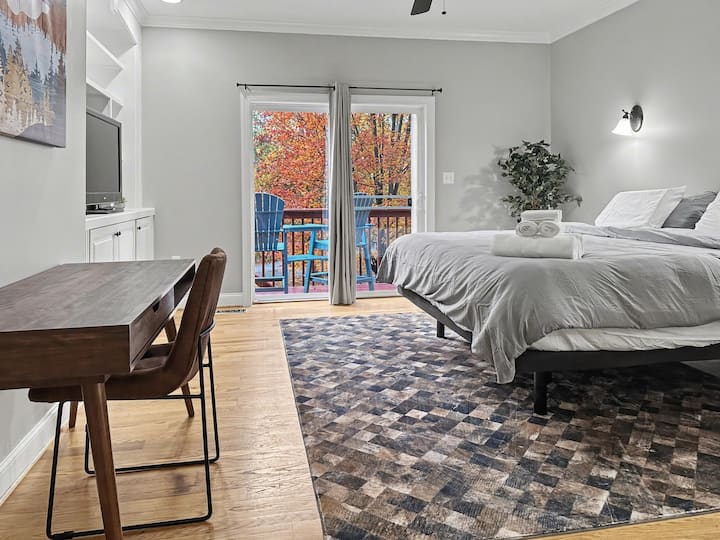 Disfrute de un buen descanso en nuestra cama tamaño king en la suite del propietario o trabaje de forma remota desde el escritorio 