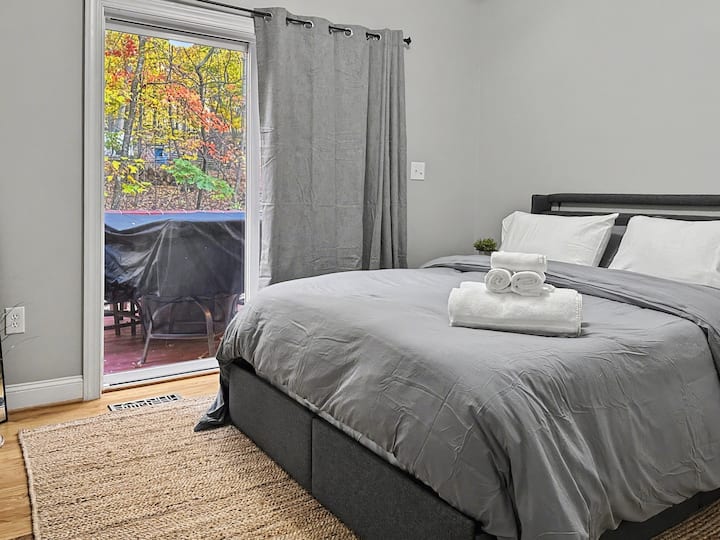 Cama tamaño queen en el dormitorio dos. Acogedor y cómodo. Los tres dormitorios tienen acceso privado al espacio de la terraza. 