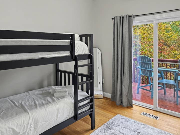 Literas en el tercer dormitorio. Perfecto para los niños. Todas las habitaciones tienen su propio acceso privado a la terraza. 