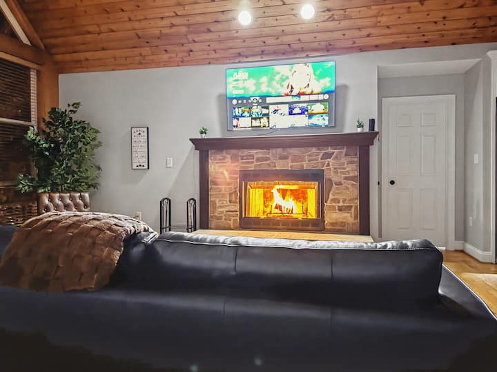 Acomódate junto a nuestra chimenea de leña y disfruta de tu serie favorita después de un largo día de aventuras al aire libre. 