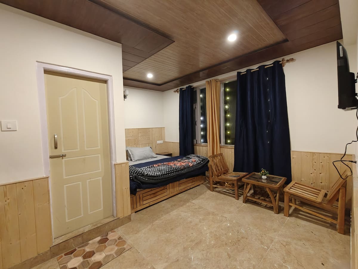 Snow-covered mountain range and houses viewed from near Hils & Paw